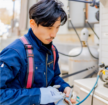 エアコン設置工事を行う熟練の職人